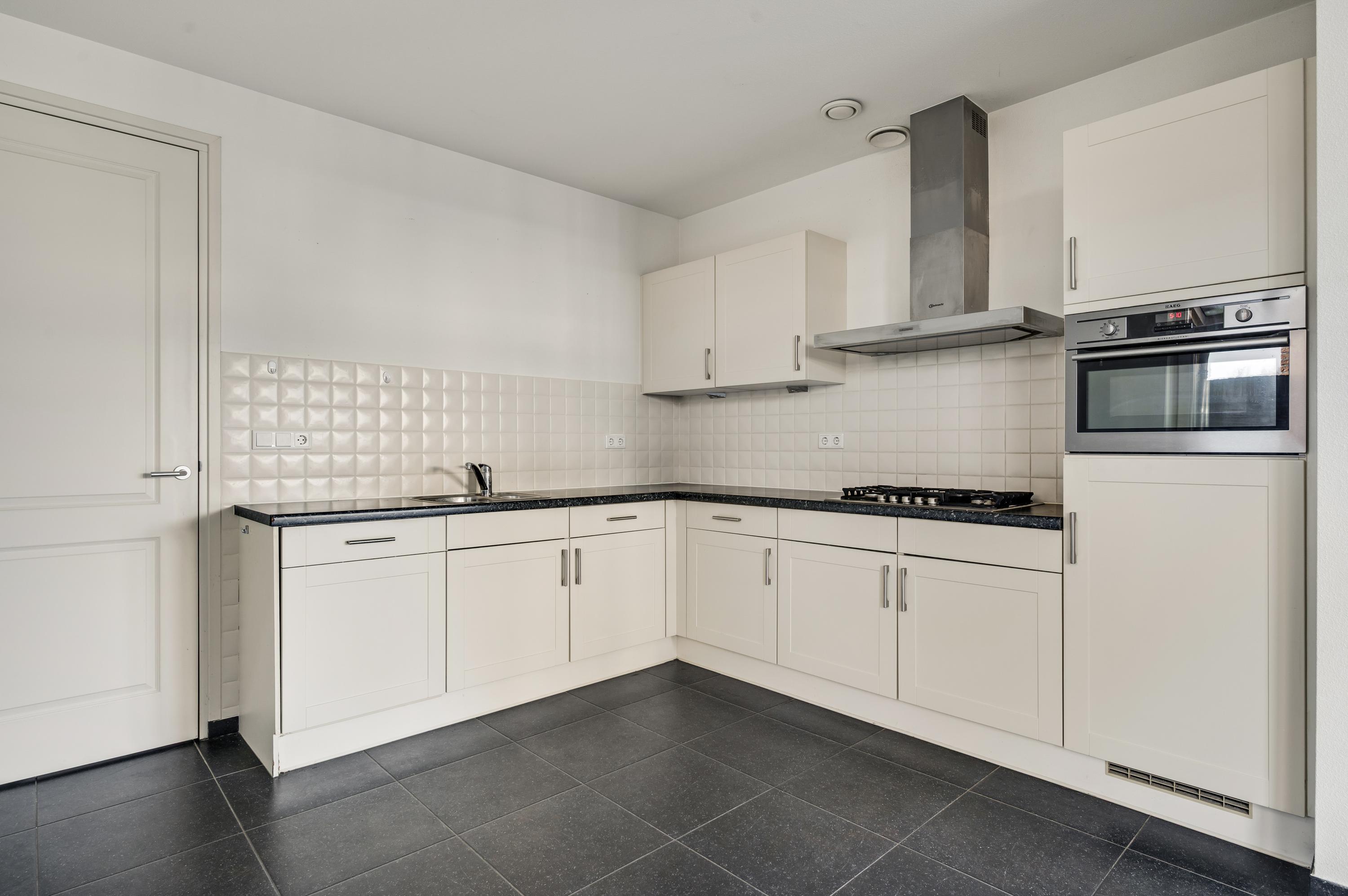 Hoekwoning te koop: Kerkplein 8B, Neer