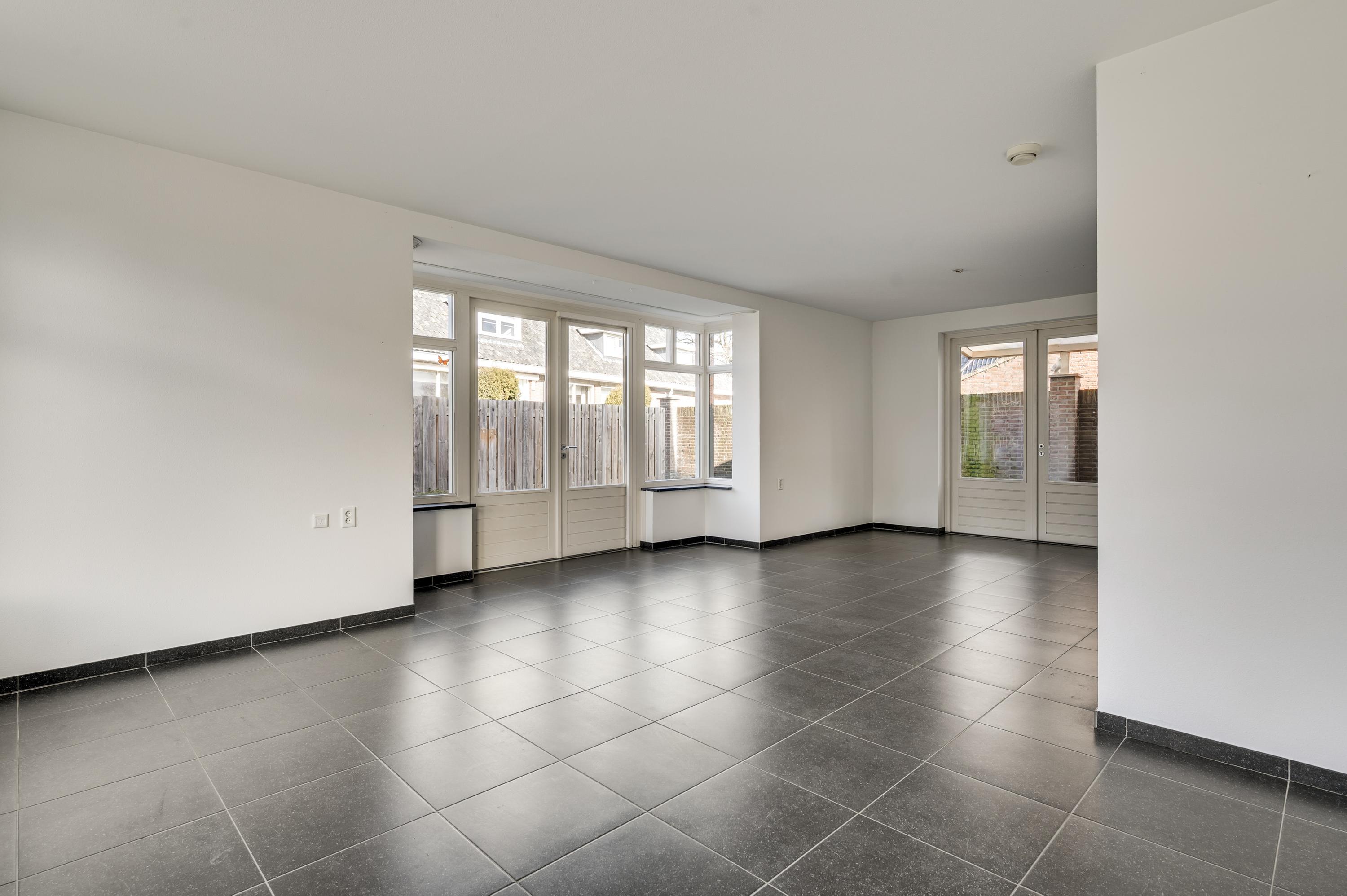 Hoekwoning te koop: Kerkplein 8B, Neer