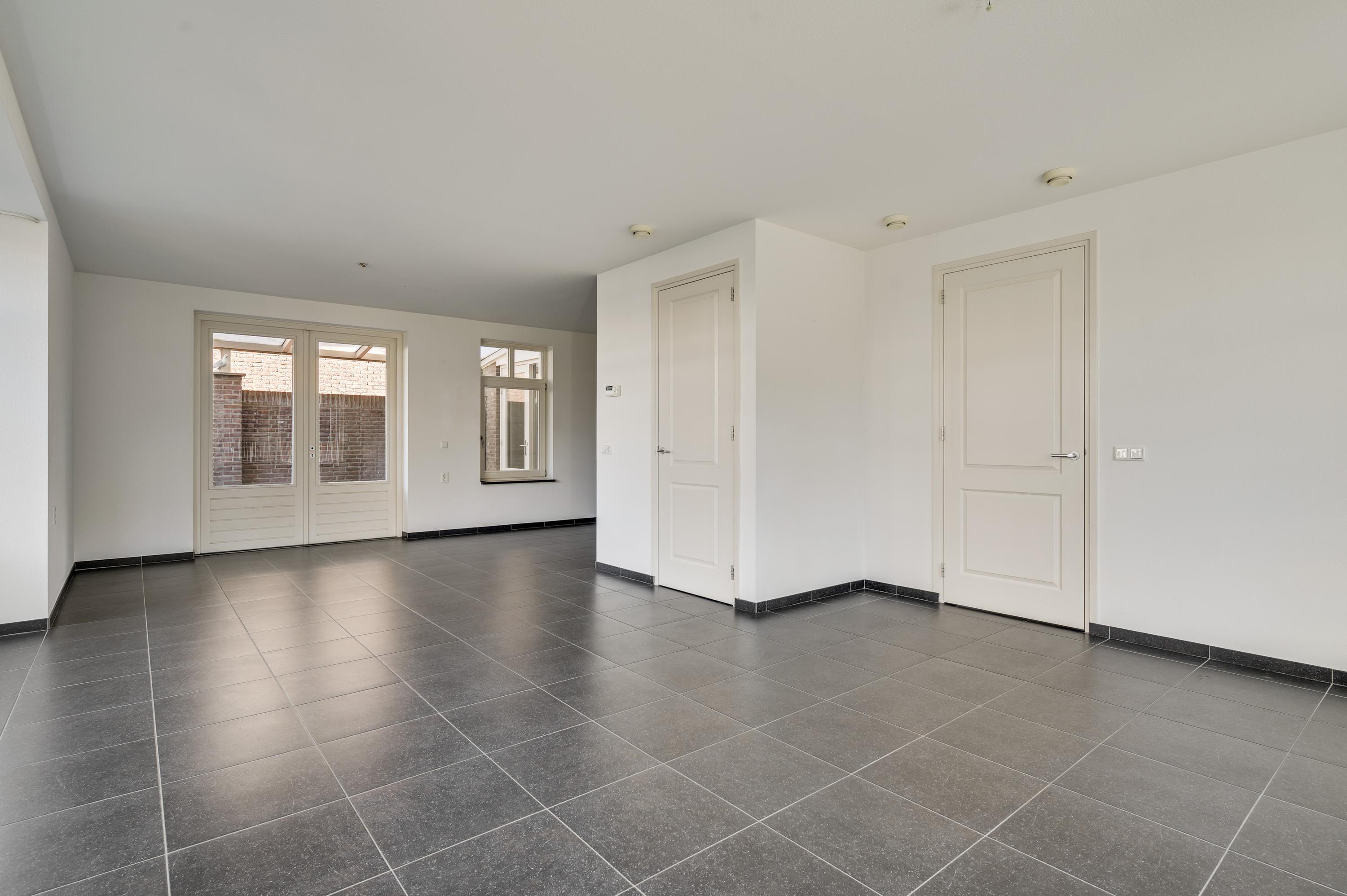 Hoekwoning te koop: Kerkplein 8B, Neer