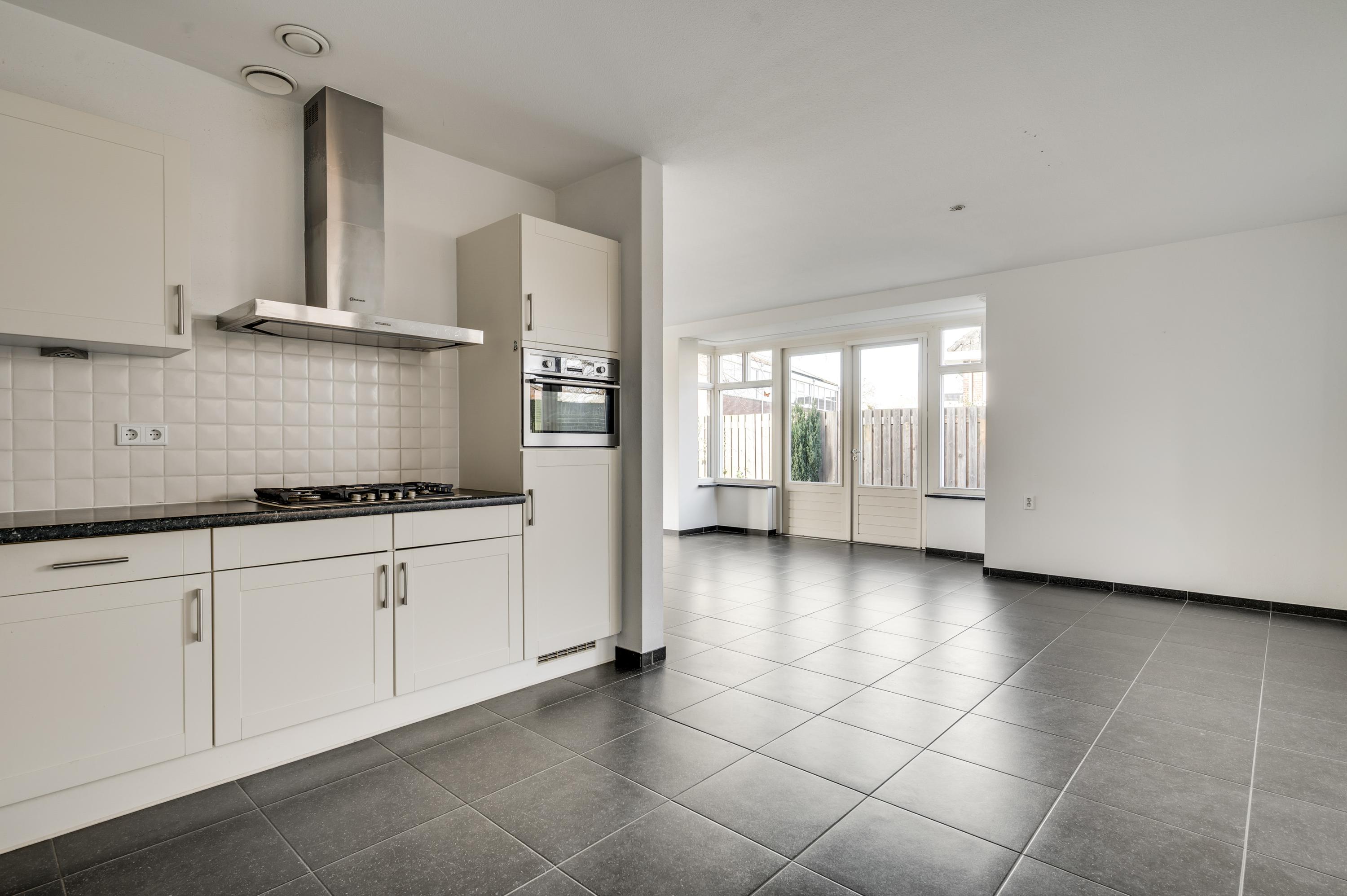 Hoekwoning te koop: Kerkplein 8B, Neer