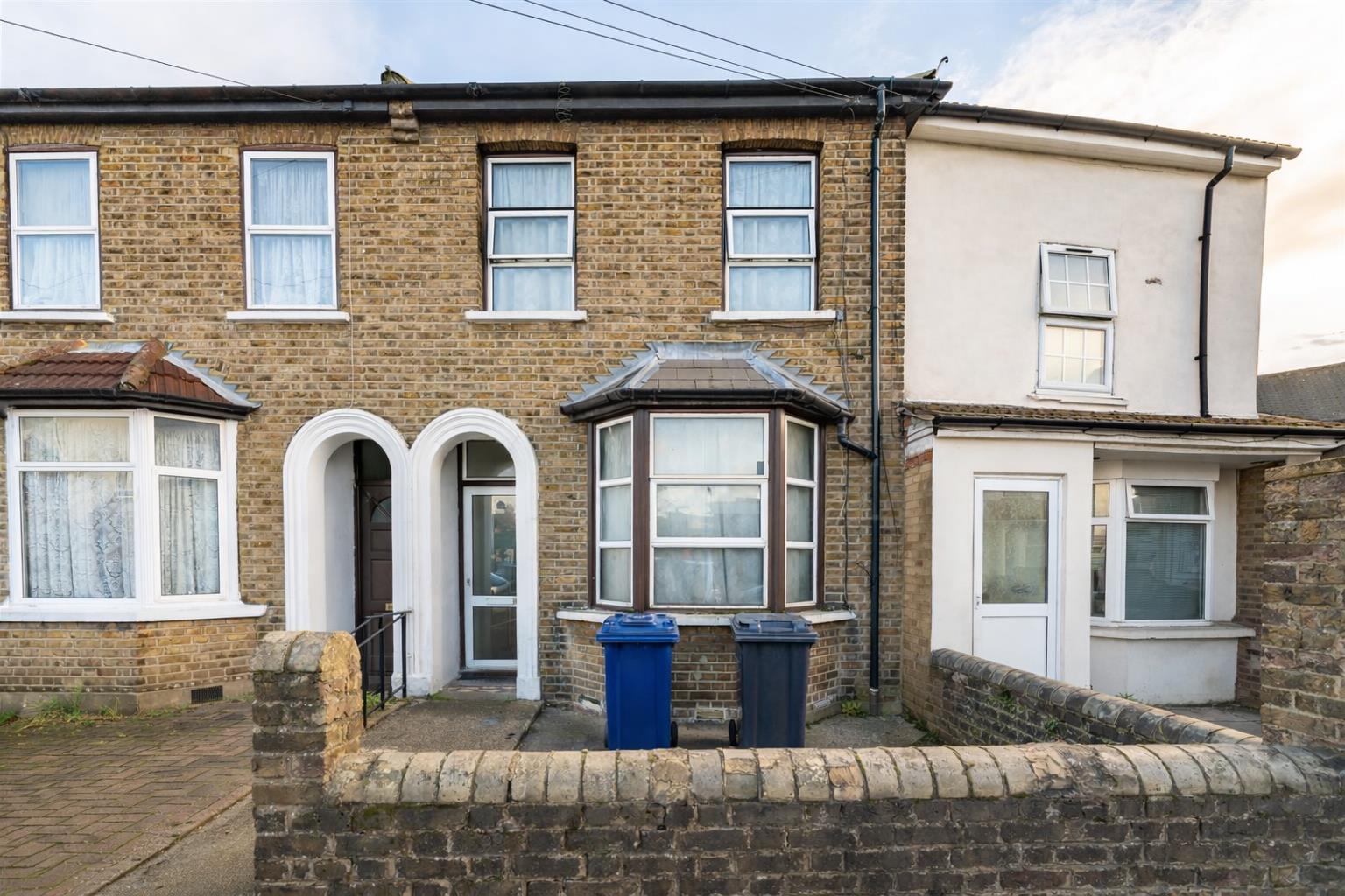 House Featherstone Road in Greater London