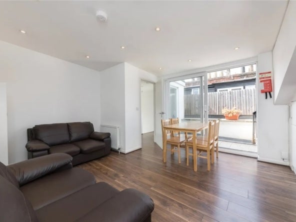 Flat Lawford's Wharf in Greater London