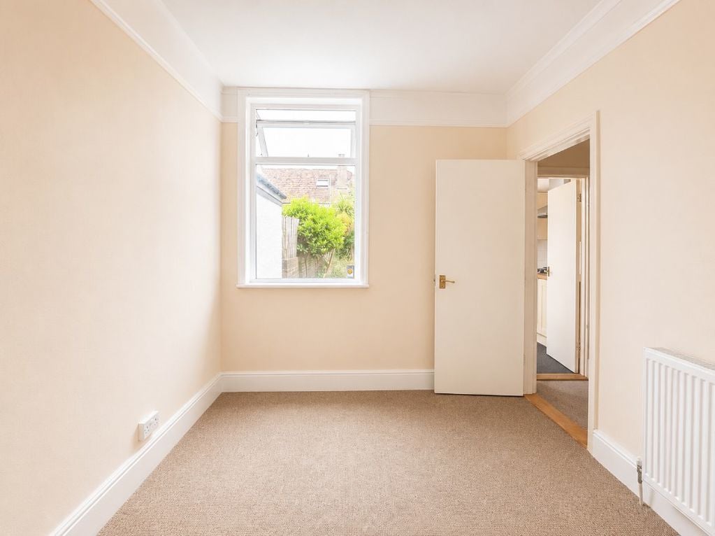 Room Avenue Road in Gosport
