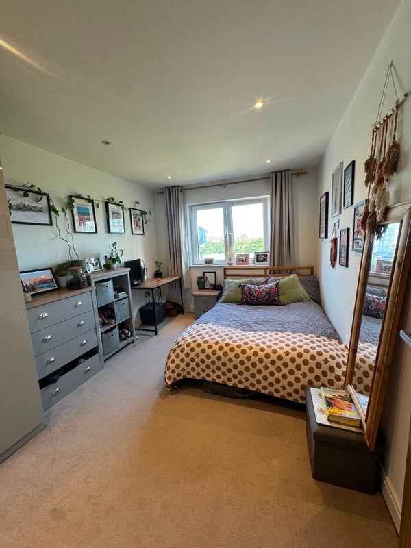 Room Holman Road in Greater London