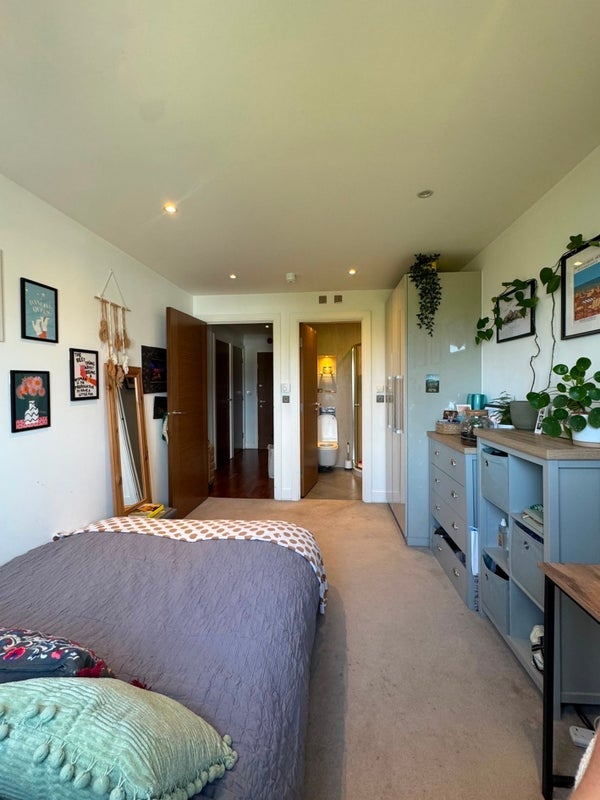 Room Holman Road in Greater London
