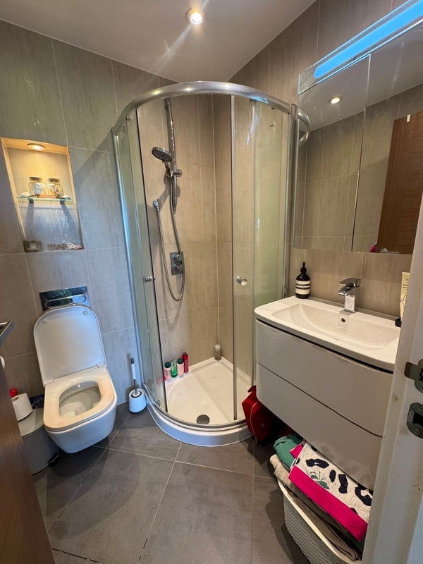 Room Holman Road in Greater London
