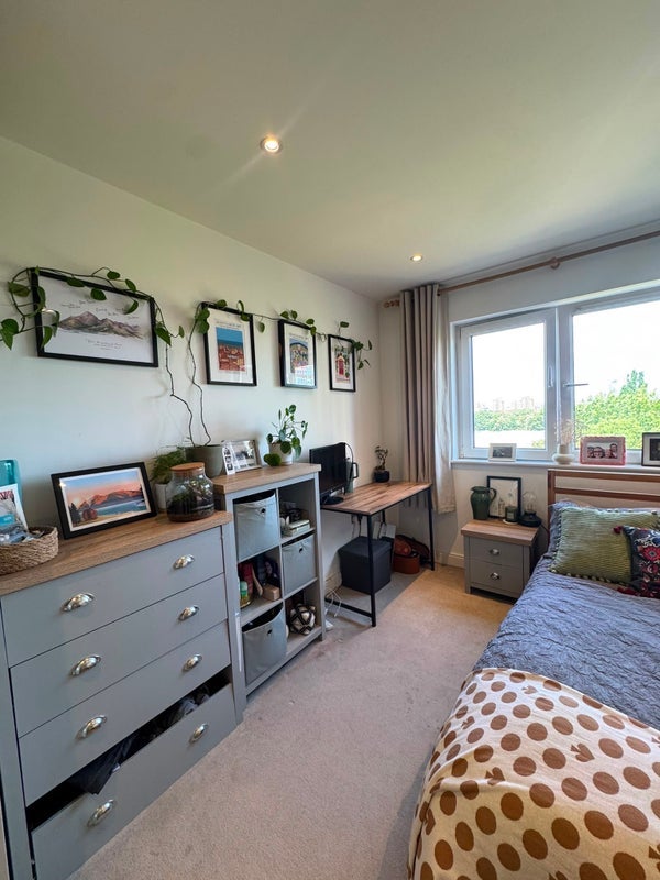 Room Holman Road in Greater London