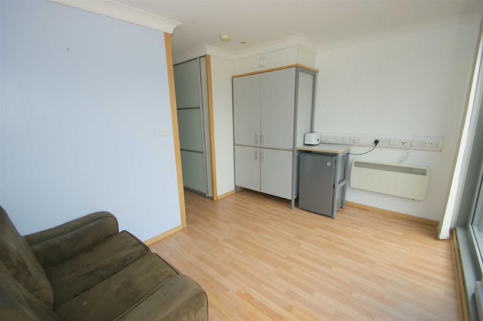 Flat Byron Street in Leeds