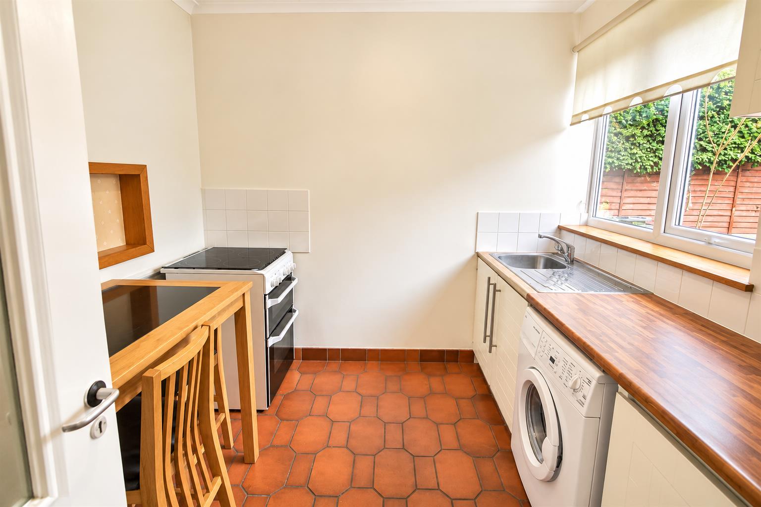 Flat Parkstone Drive in Surrey Heath