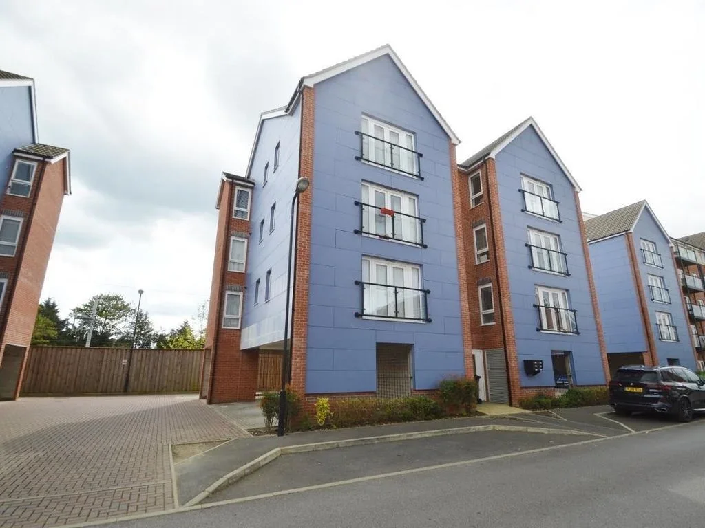 Flat Chadwick Road in Slough