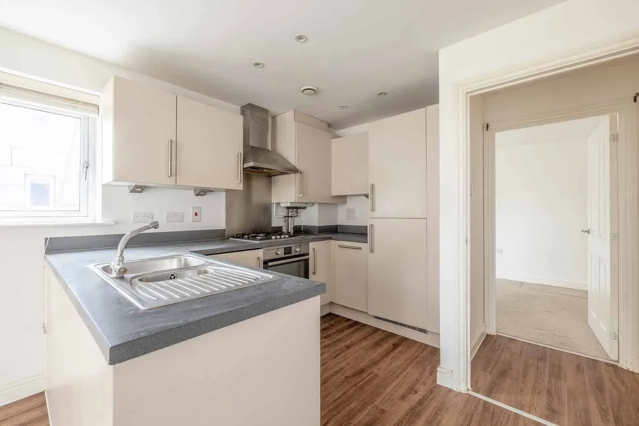 Flat Chadwick Road in Slough