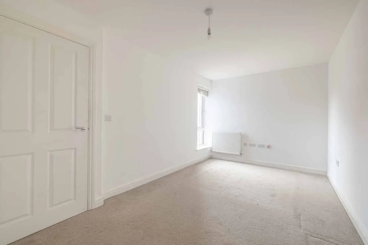 Flat Chadwick Road in Slough