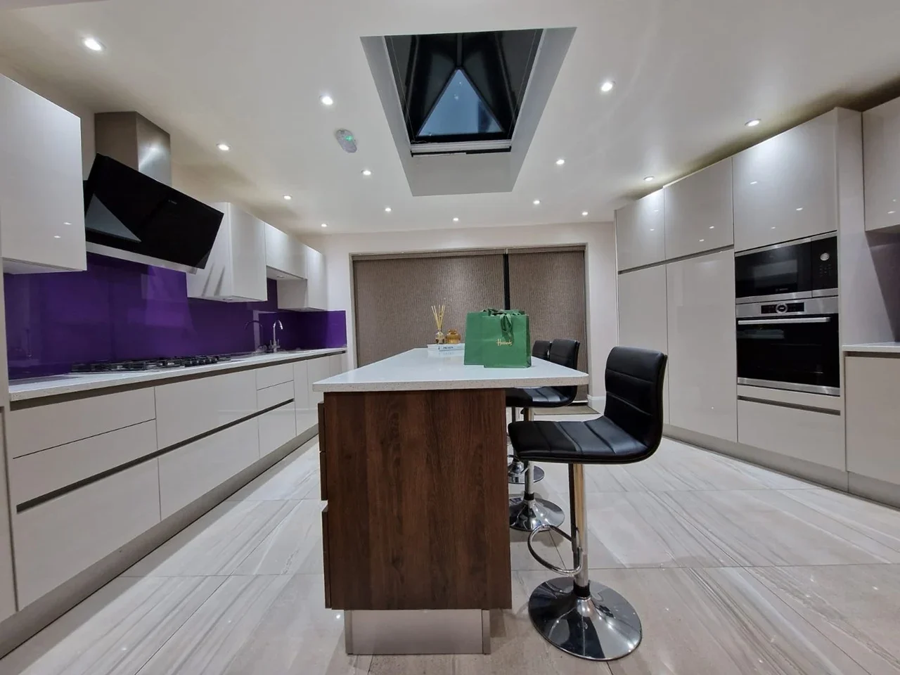 Room Highlands Close in Greater London
