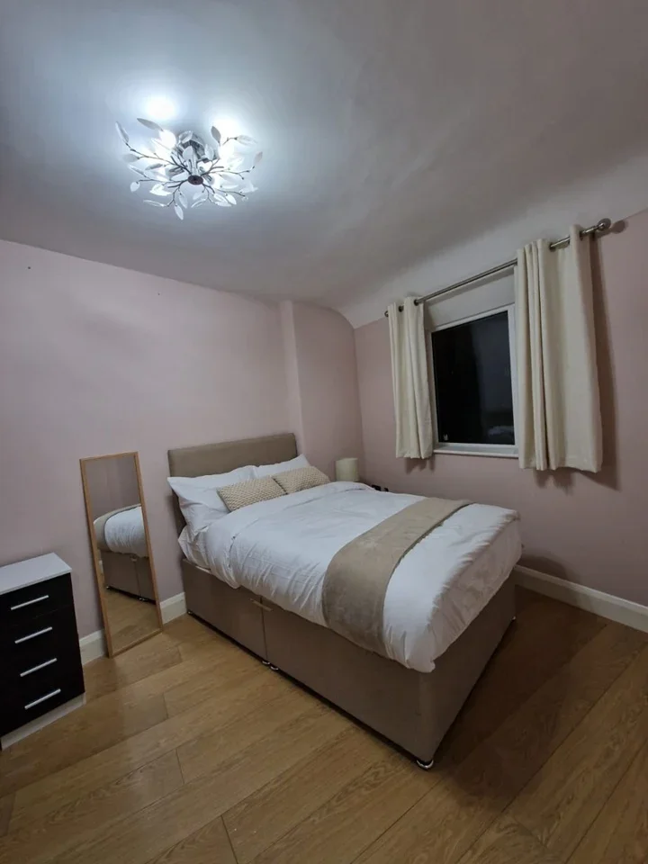 Room Highlands Close in Greater London