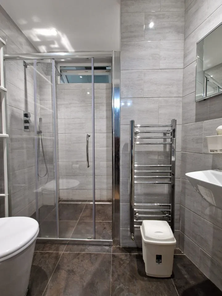 Room Highlands Close in Greater London