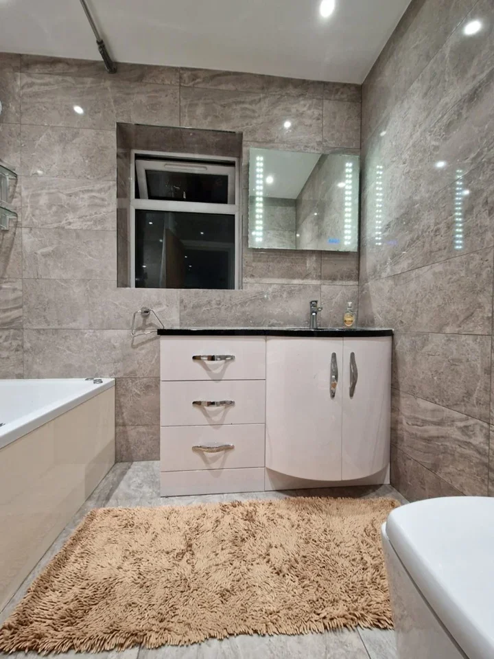 Room Highlands Close in Greater London