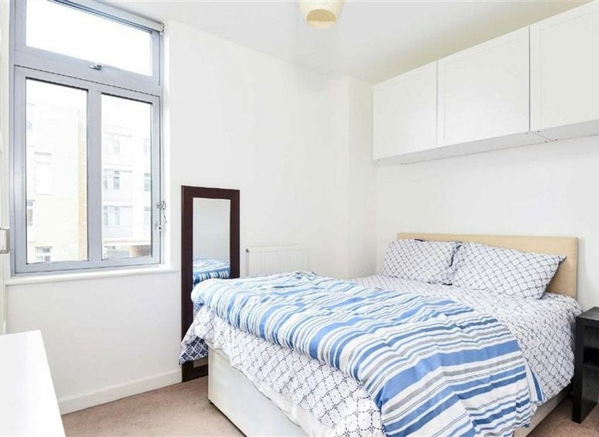 Flat Wilson's Place in Greater London