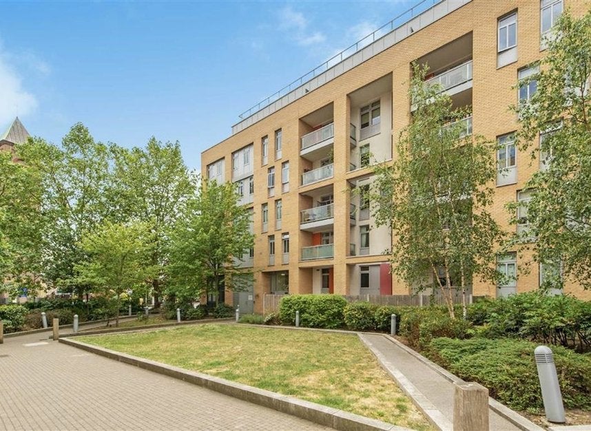 Flat Wilson's Place in Greater London