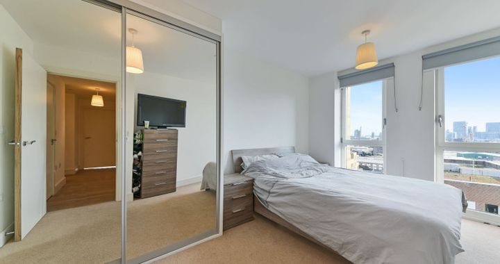 Flat Hannaford Walk in Greater London