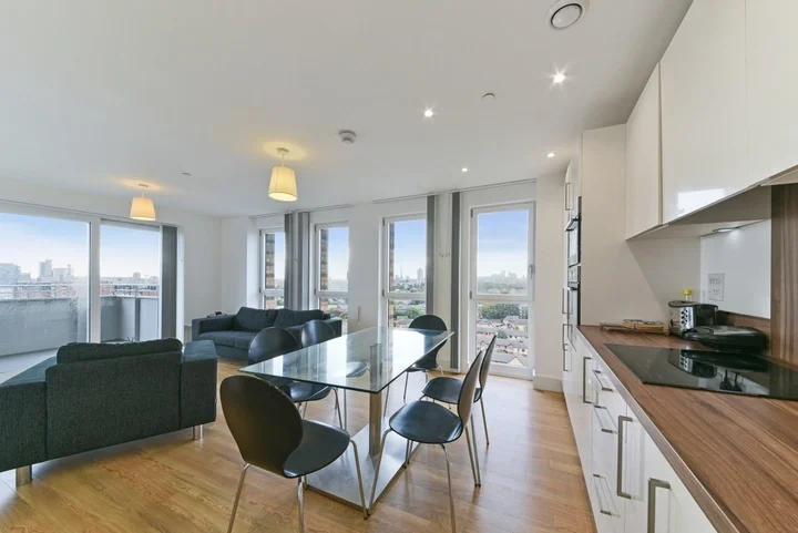 Flat Hannaford Walk in Greater London