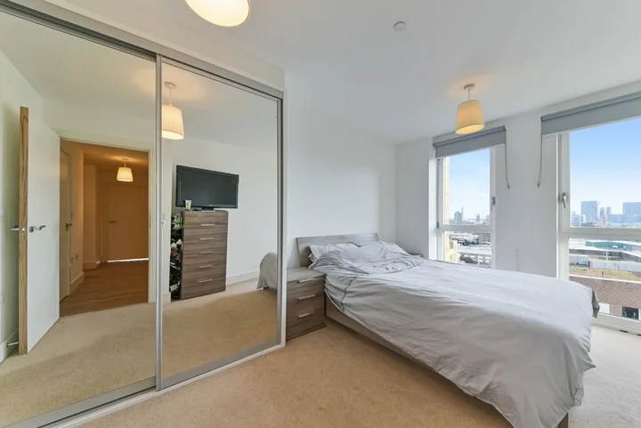 Flat Hannaford Walk in Greater London