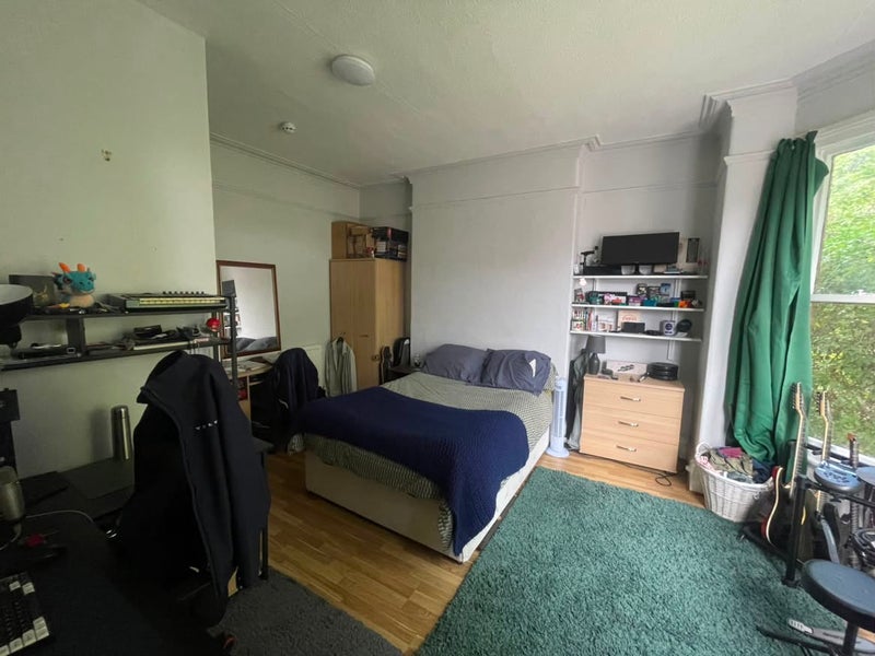 Room Needham Avenue in Manchester