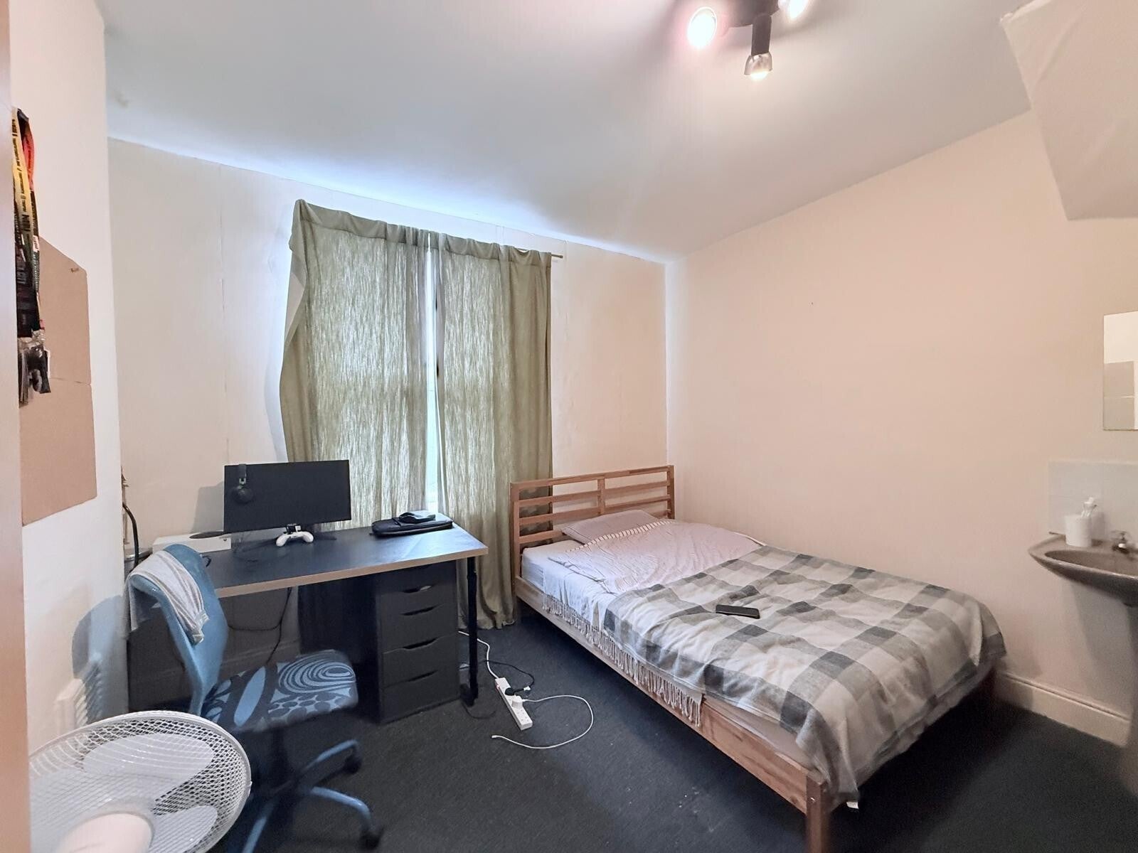 Room Claude Street in Nottingham