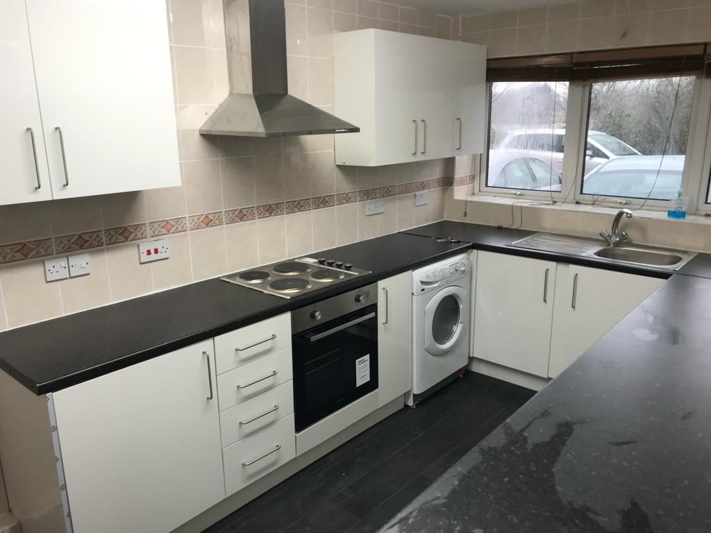Room Lakeside Avenue in Greater London