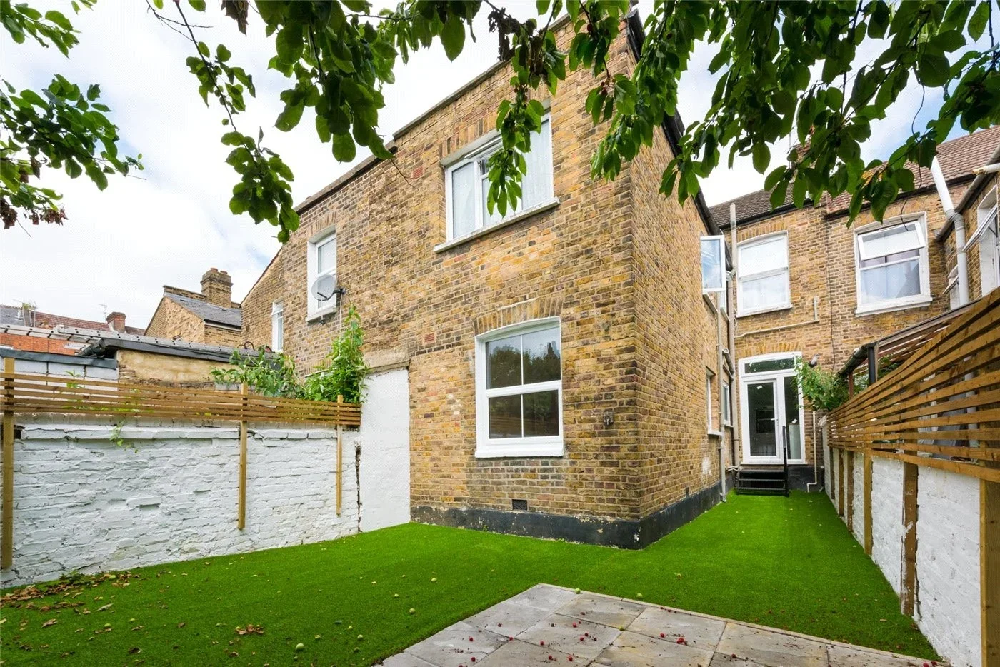Flat Tunley Road in Greater London