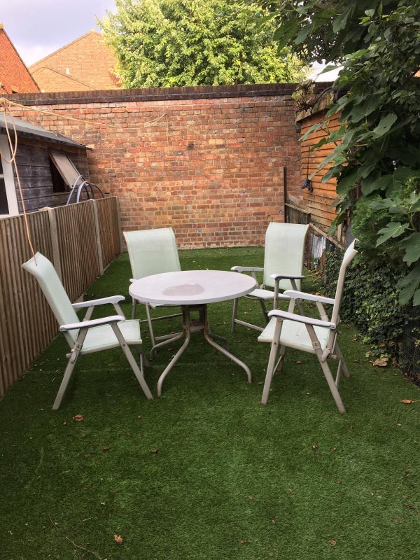 Room Larden Road in Greater London