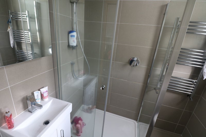 Room Larden Road in Greater London