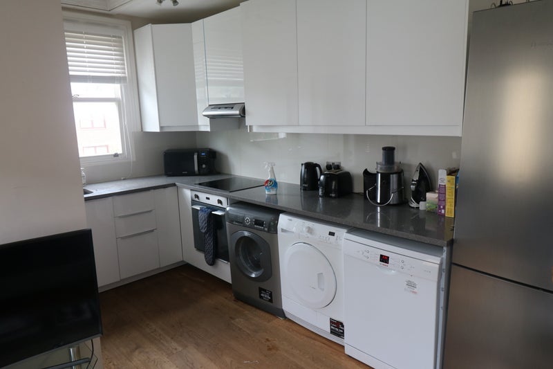 Room Larden Road in Greater London