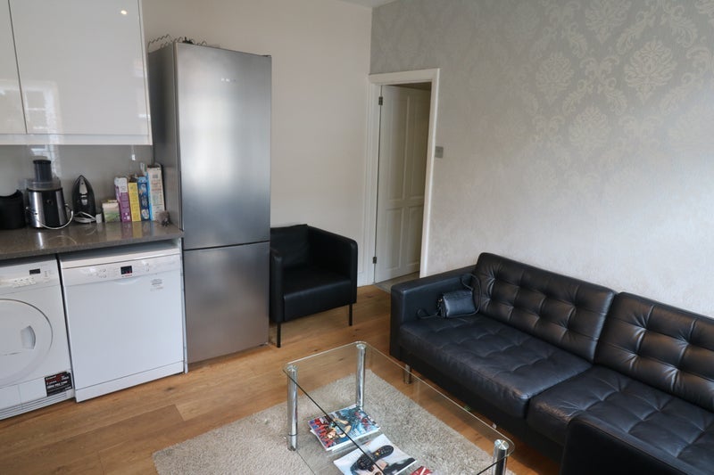 Room Larden Road in Greater London