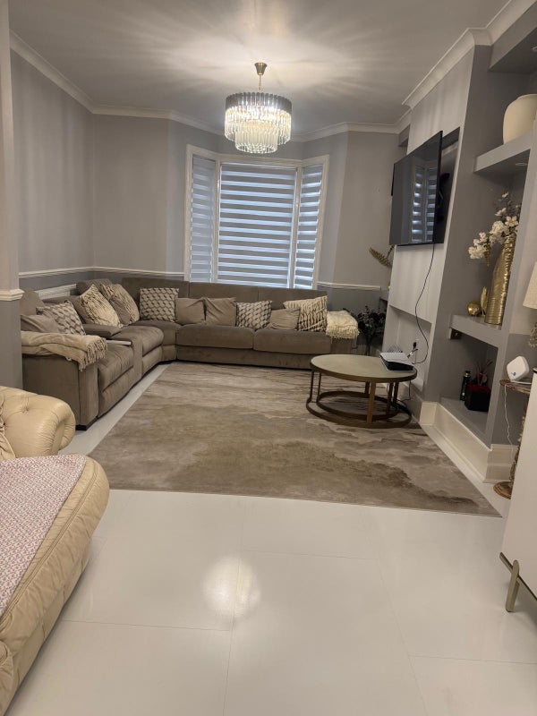 Room Sach Road in Greater London
