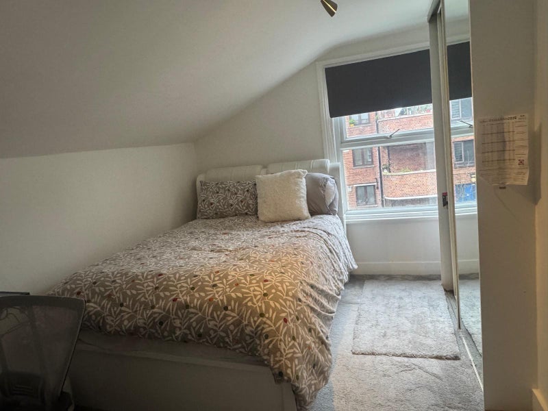 Room Sach Road in Greater London