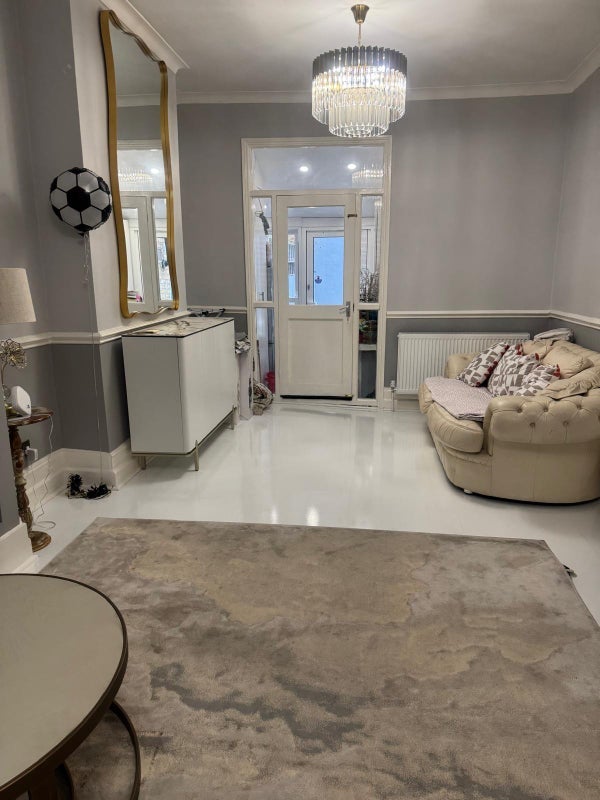Room Sach Road in Greater London