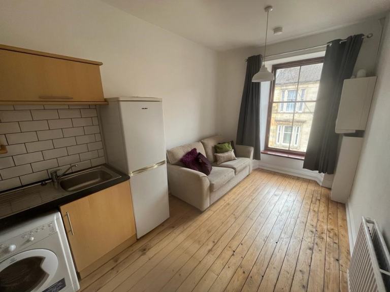 Flat Willowbank Crescent in Glasgow