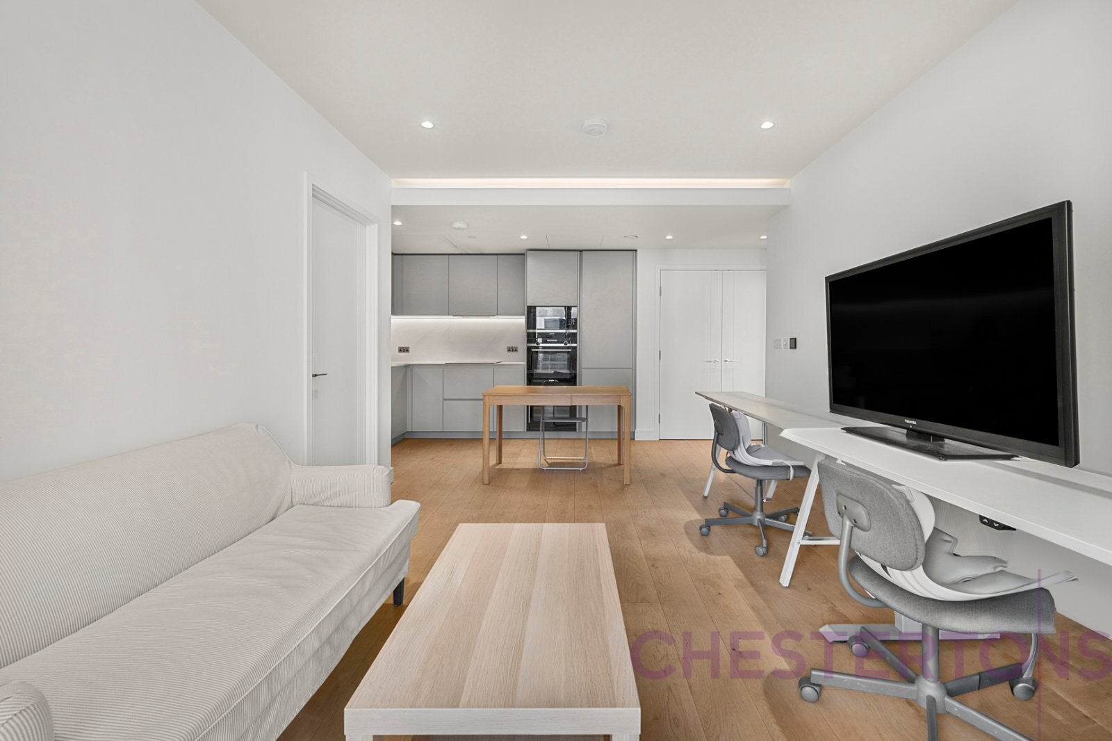 Flat Mellish Street in Greater London