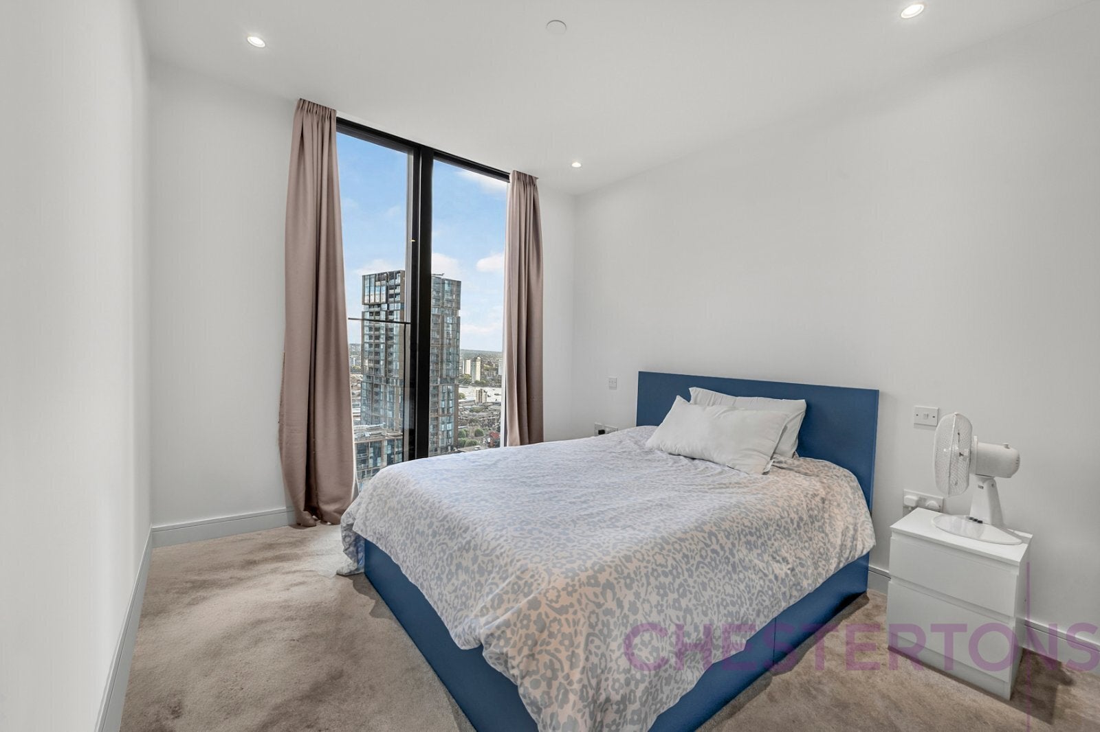 Flat Mellish Street in Greater London
