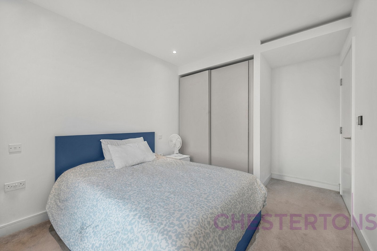Flat Mellish Street in Greater London