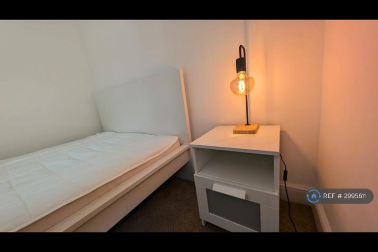 Room Barton Road in Eastleigh