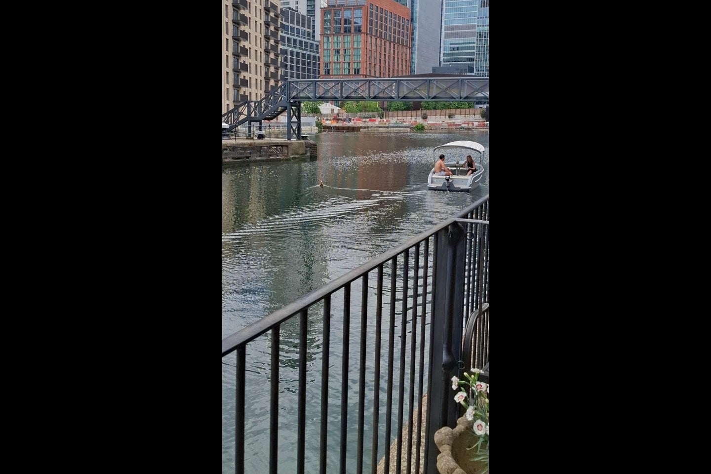 Flat Bridge House Quay in Greater London