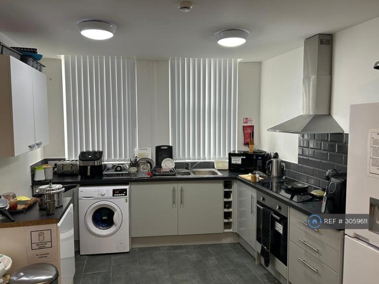 Room Litherland Road in Bootle