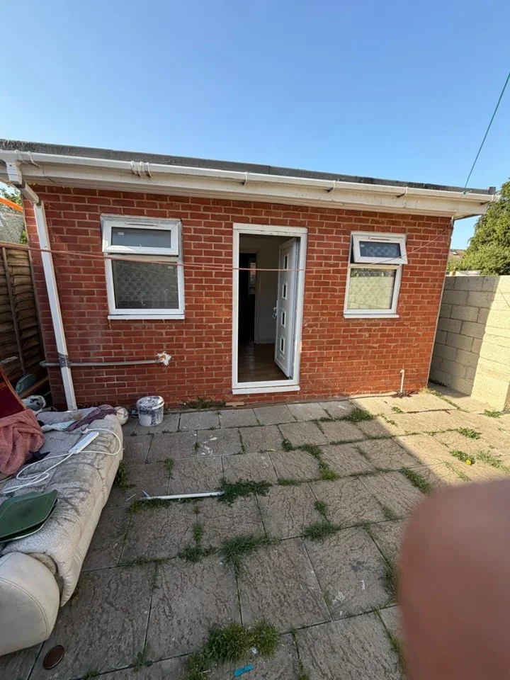 Flat Footpath H33 in Greater London