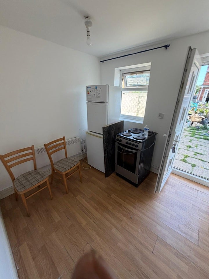 Flat Footpath H33 in Greater London