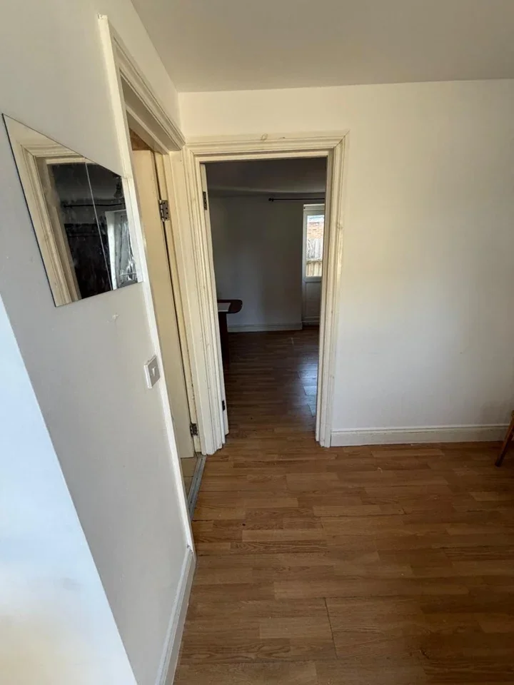 Flat Footpath H33 in Greater London
