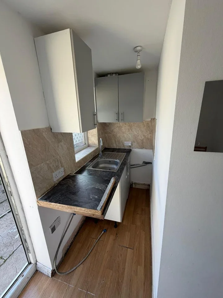 Flat Footpath H33 in Greater London