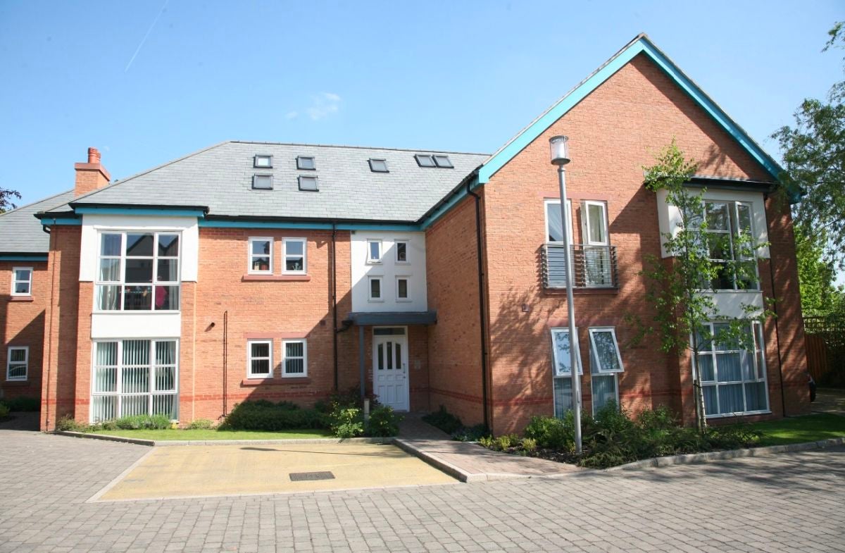 Flat Holmefield Road in Liverpool