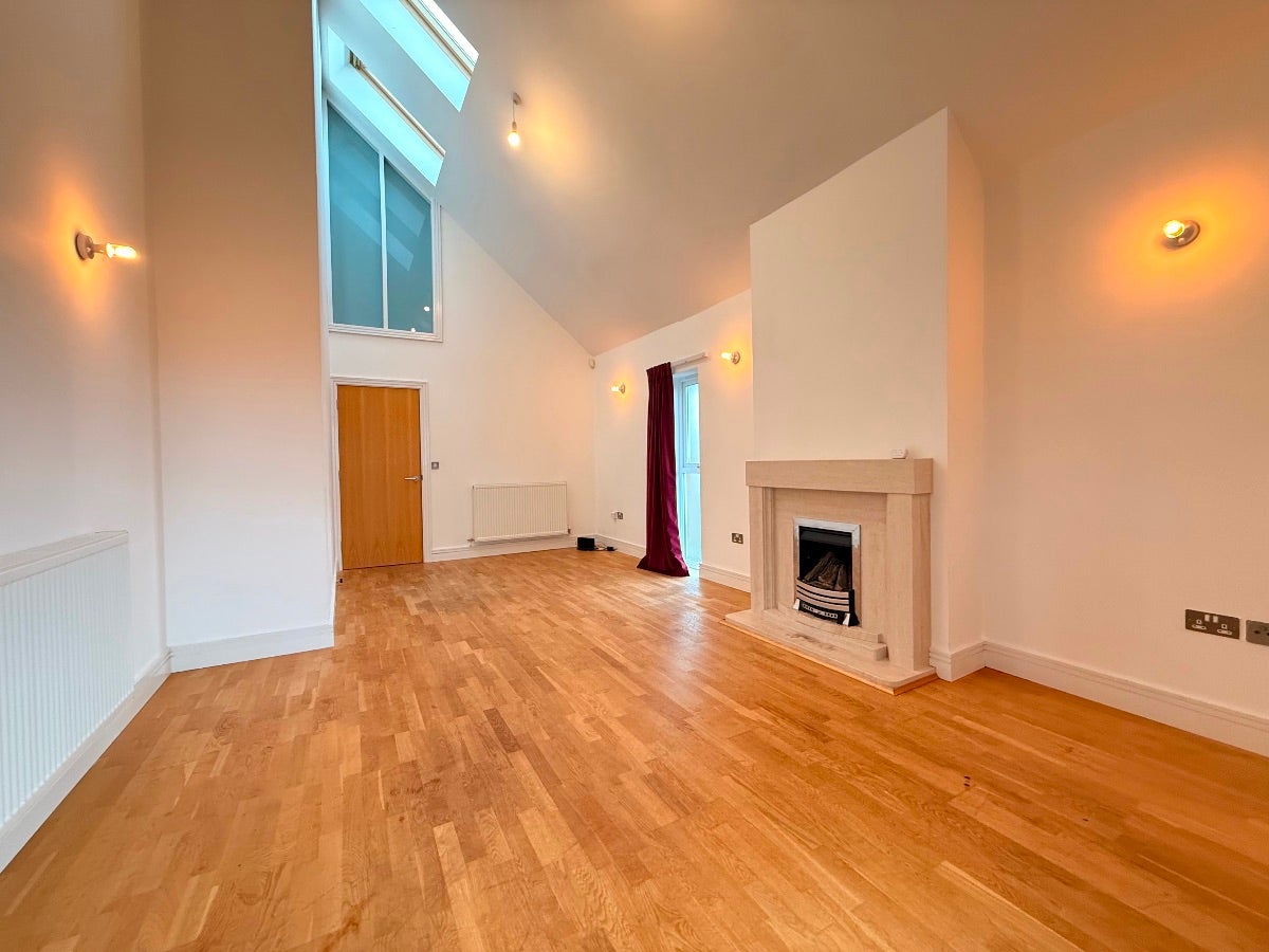 Flat Holmefield Road in Liverpool