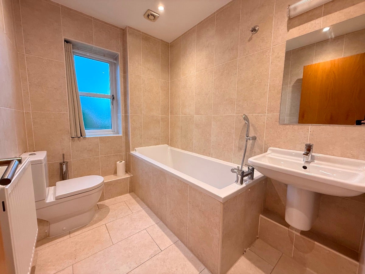 Flat Holmefield Road in Liverpool